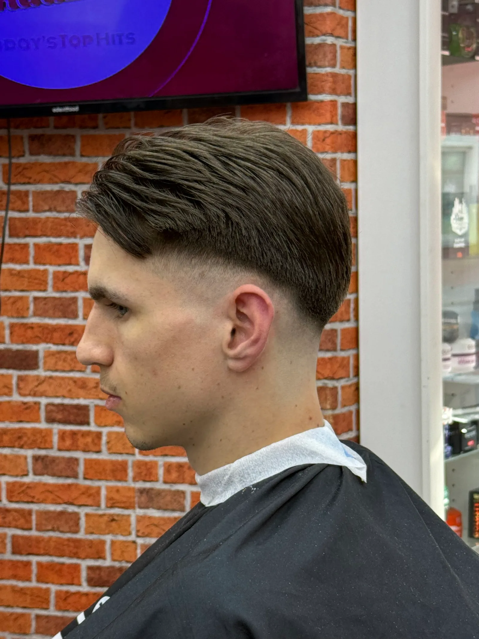 Seitenprofil mit kurzem Übergang und nach hinten gelegtem Deckhaar